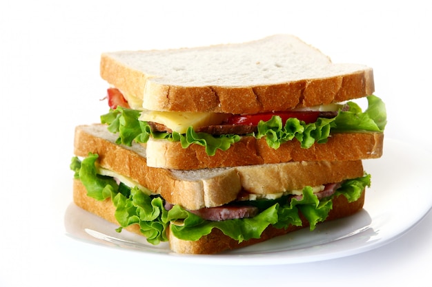 Свежий сандвич с салями и овощами