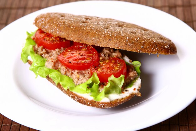 Свежий сандвич с тунцом и овощами