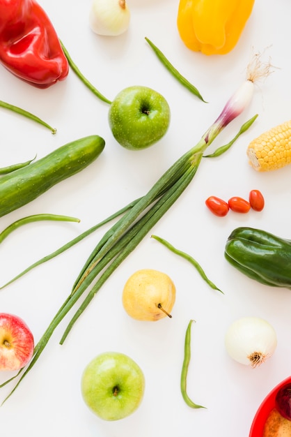 Scalogno fresco; pomodori; cetriolo; mela; pere; cipolla; peperoni e fagioli verdi isolati su sfondo bianco