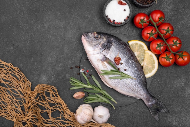 Free photo fresh sea bream fish with veggies