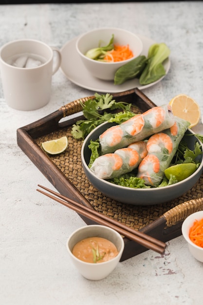 Free photo fresh shrimp rolls with salad and sauce