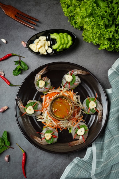Бесплатное фото Свежие креветки, пропитанные рыбным соусом, тайская еда.