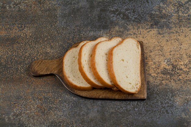 Свежий нарезанный хлеб на деревянной доске