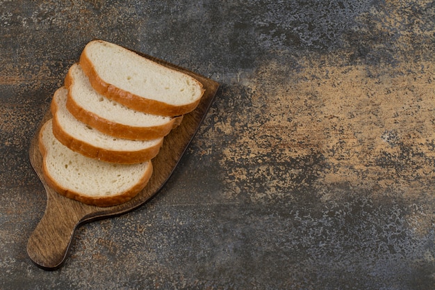 Foto gratuita pane affettato fresco sulla tavola di legno.