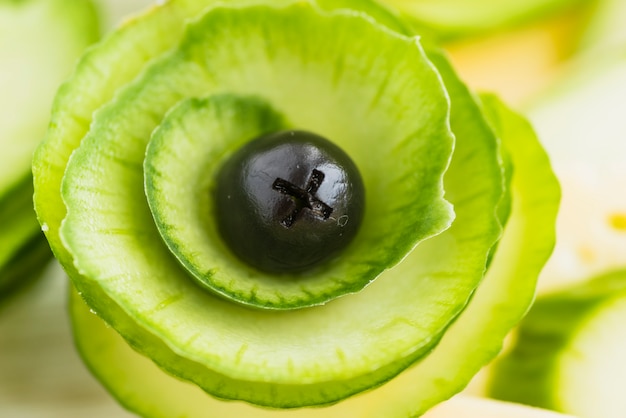 Foto gratuita fette fresche di avocado con oliva