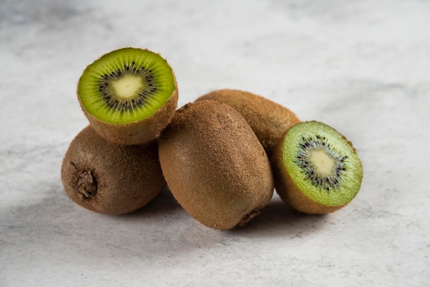 Foto gratuita fette fresche di kiwi su bianco.