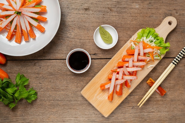 Fresche diapositive di bastoncini di granchio con wasabi e salsa