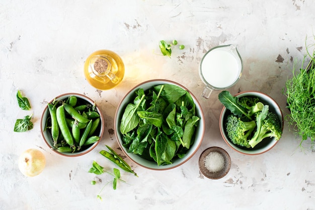 無料写真 新鮮なスパナッチの葉鉢の上から見える緑のエンドウ豆ブロッコリー