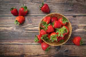 Free photo fresh strawberries in a bowl on wooden table