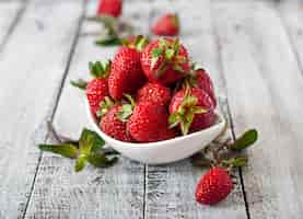 Free photo fresh strawberries in a bowl