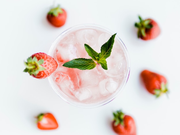 Free photo fresh strawberry cocktail with ice and mint leaf