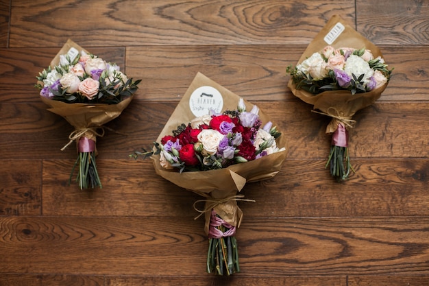 木製の背景に新鮮なスタイリッシュなバラの結婚式の花束