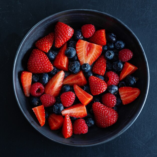 皿の上の新鮮な夏の果実。平方。