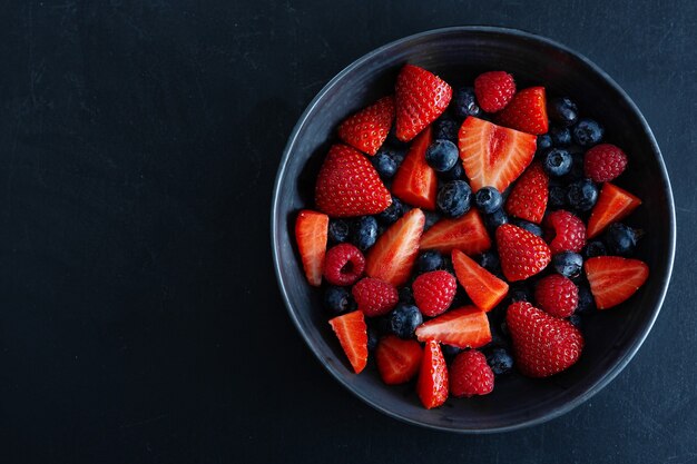皿の上の新鮮な夏の果実。上面図。
