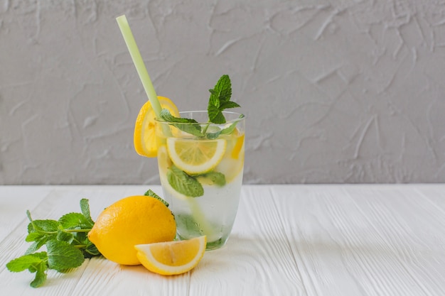 Free photo fresh summer drink with lemon