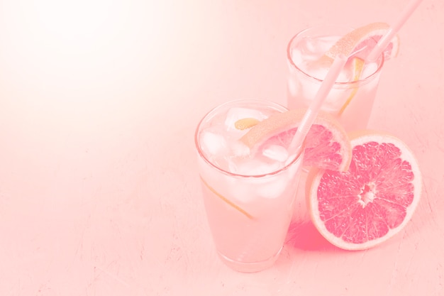Свежий летний здоровый диетический напиток и грейпфрут на розовом фоне
