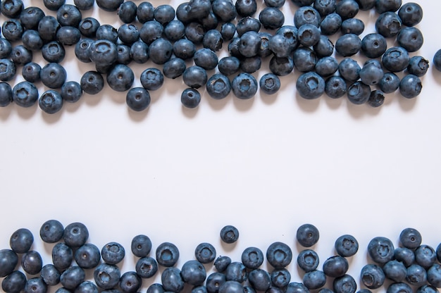 복사 공간 신선한 달콤한 블루 베리 과일과 민트 잎. 건강에 좋은 음식을 디저트. 잘 익은 푸른 육즙 유기농 딸기의 그룹입니다. 웹 사이트, 배너 디자인. 흰 배경에 고립.