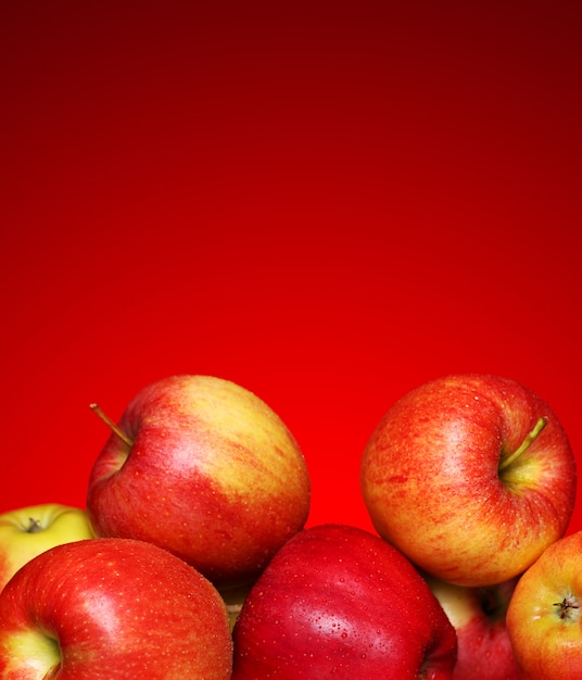 Свежие и вкусные яблоки