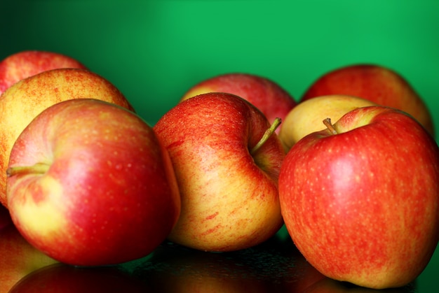 Свежие и вкусные яблоки