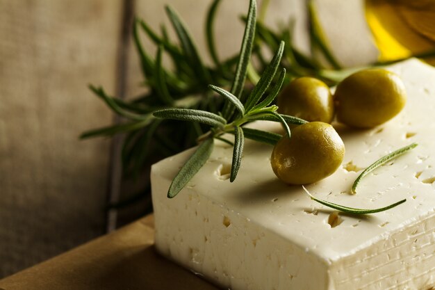 Свежие вкусные греческие зеленые оливки с сыром фета или козьим сыром. Крупный план. Средиземноморская кухня. Горизонтальная.
