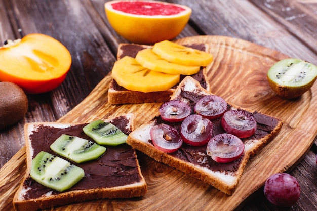 新鮮でおいしい、そして健康的な食事。ランチや朝食のアイデア。チョコレートバター、ブドウとパン