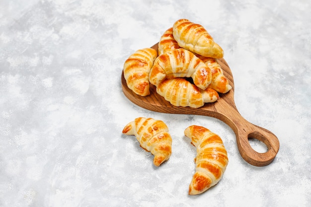 Foto gratuita croissant casalinghi saporiti freschi su bianco grigio. pasticceria francese