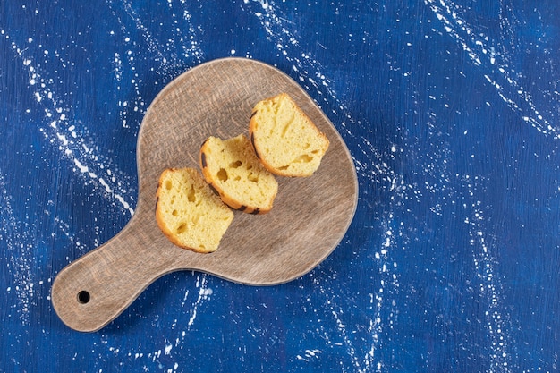 무료 사진 나무 판자에 놓인 신선한 맛있는 슬라이스 케이크