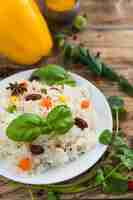 Foto gratuita riso vegetariano gustoso fresco sul piatto con foglie di basilico e prezzemolo