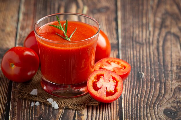 Свежий томатный сок готов к подаче
