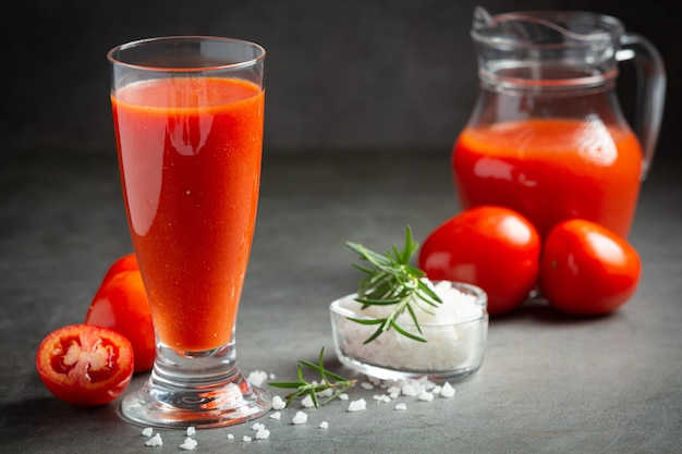 Свежий томатный сок готов к подаче