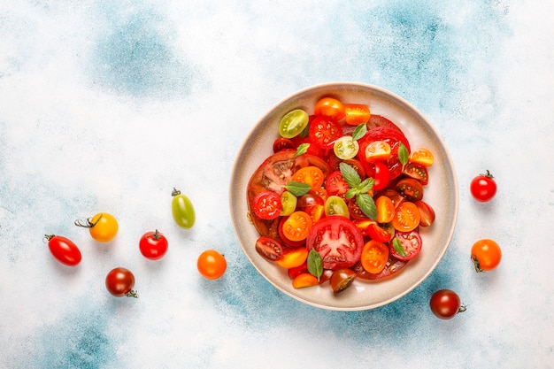 Free photo fresh tomato salad with basil.