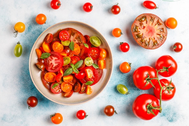 Foto gratuita insalata di pomodori freschi con basilico.