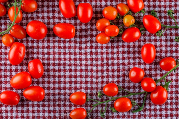 Free photo fresh tomatoes flat lay on a picnic cloth