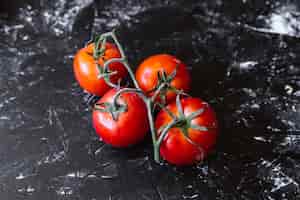 無料写真 新鮮なトマト、黒、卓上