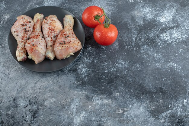 Fresh tomatoes with chicken drumstick