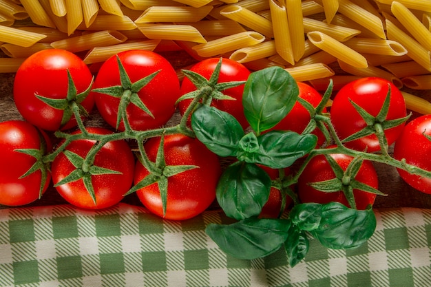 마카로니와 식탁보와 신선한 토마토