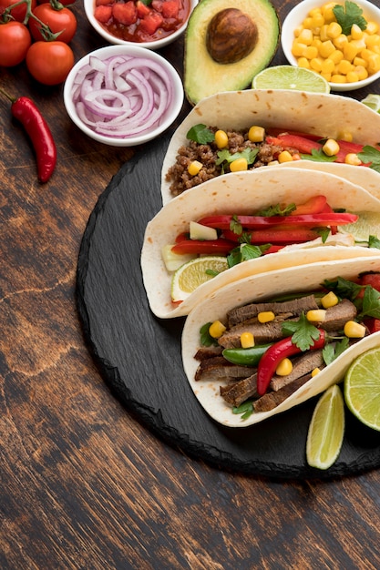 Foto gratuita tortillas fresche con carne e verdure