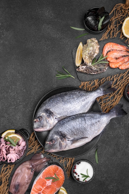 Foto gratuita vista dall'alto di pesce di mare crudo fresco