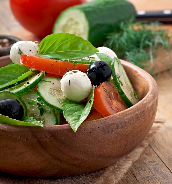 Греческий салат из свежих овощей, крупным планом