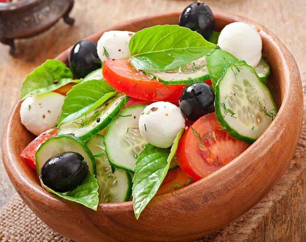 Бесплатное фото Греческий салат из свежих овощей, крупным планом