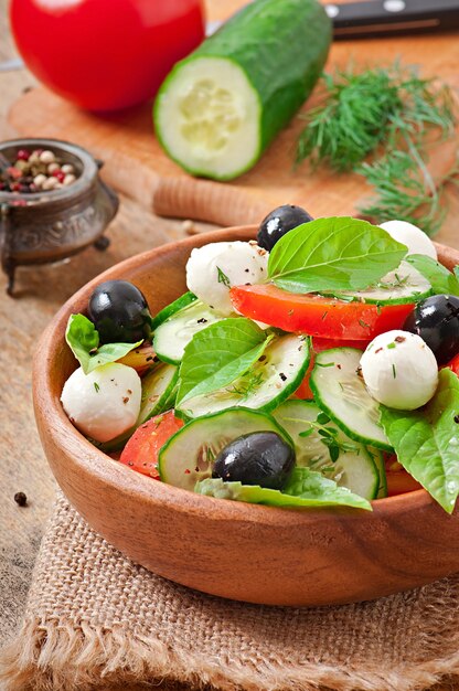 Греческий салат из свежих овощей, крупным планом