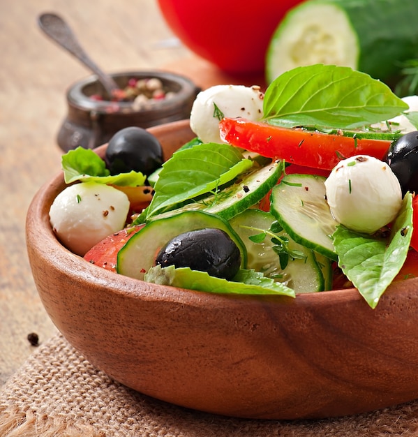 新鮮な野菜のギリシャ風サラダ、クローズアップ
