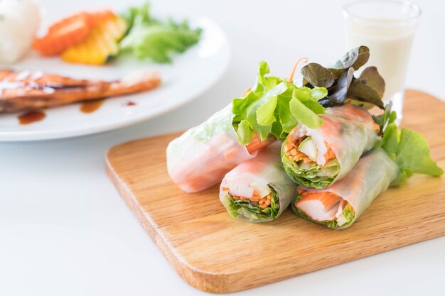 Fresh vegetable noodle spring roll