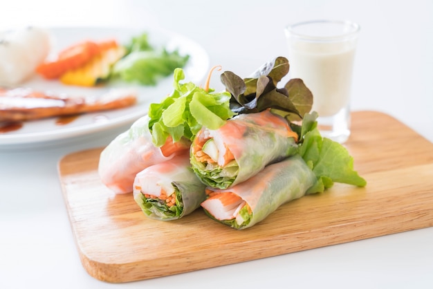 Free photo fresh vegetable noodle spring roll