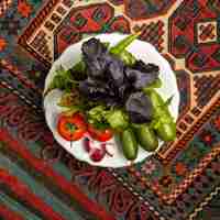 Бесплатное фото Салат из свежих овощей на столе