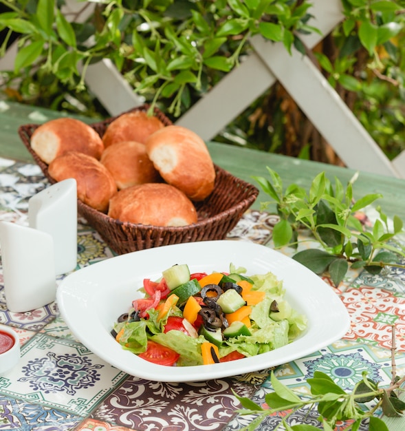 Foto gratuita insalata di verdure fresche nella tabella