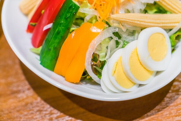 新鮮な野菜サラダ