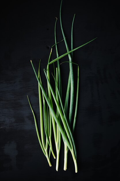 黒のテクスチャー表面に新鮮な野菜