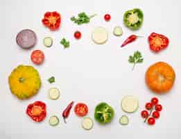 Бесплатное фото Круглая рамка из свежих овощей