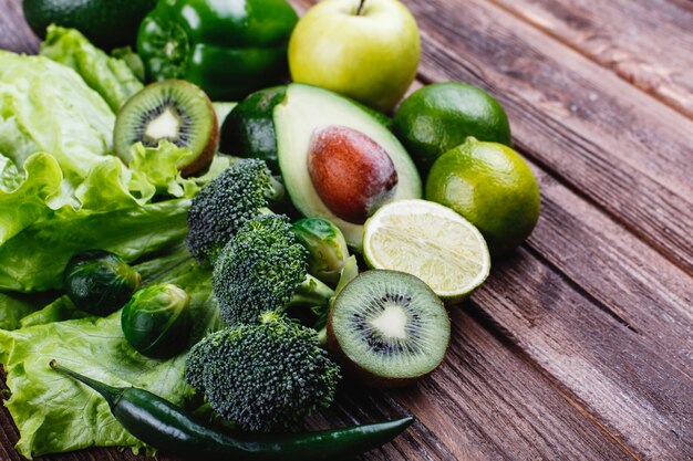 新鮮な野菜、果物、そして緑。健康的な生活と食べ物。